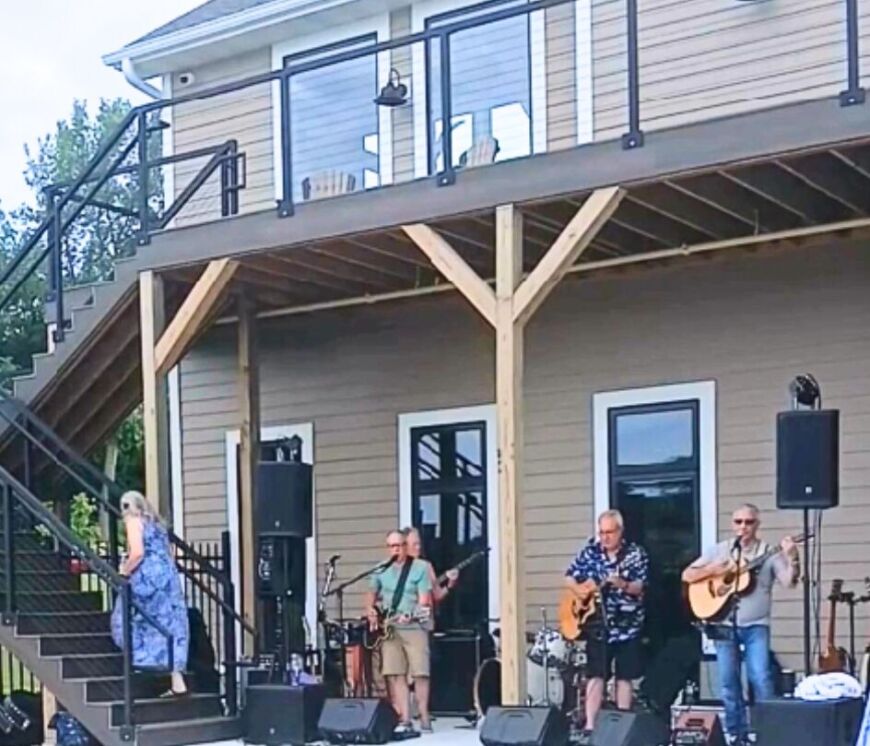 Live band performing outside the clubhouse at Siesta Hills in Mankato, Minnesota